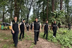 Natural Resources and Environment Minister Suchart Chomklin and his team visit Sirinat National Park on Sunday. (Photo supplied)
