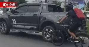 Cyclist filmed holding onto pickup truck on Phuket’s Thepkrasattri Road