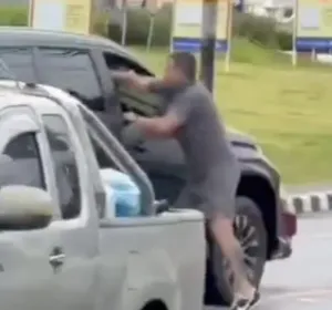 Two foreign men filmed fighting on busy Cherng Talay road