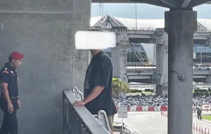 Russian man pulled back over railing at Suvarnabhumi arrivals | Thaiger