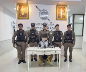 Phuket checkpoint police arrest two suspects with guns and ammunition
