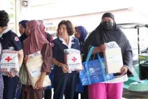 Phuket Red Cross gives aid to vulnerable residents in Sakhu