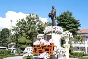 Phuket officials mark Chulalongkorn Day with wreath-laying ceremony