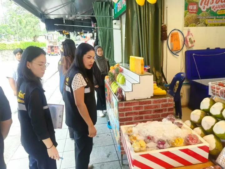 Phuket ordnet Patong Beach Verkäufern an, Kokosnuss-Preise nach Beschwerde über 150 Baht zu begrenzen