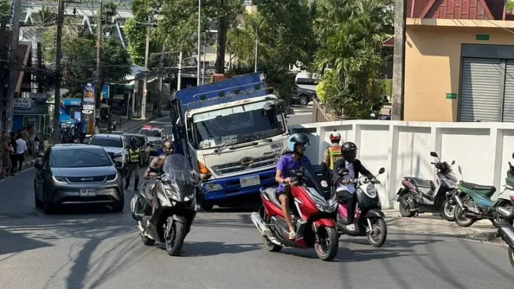 Un camion fou percute une minibus et le mur d’un complexe à Kata