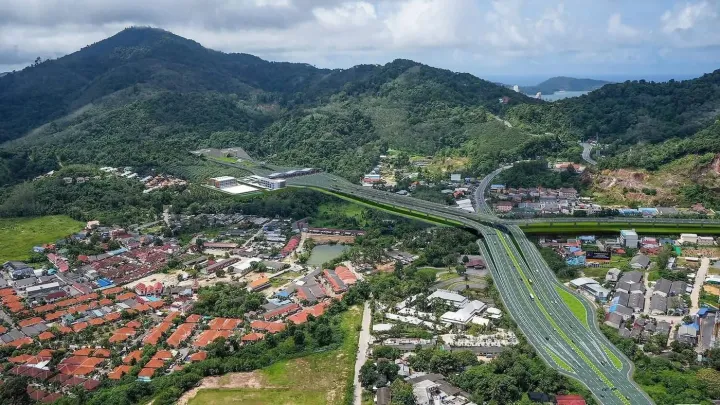 The policy of making the Phuket Kathu-Patong Expressway "free" is the reason construction keeps being postponed.