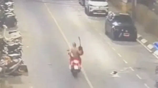 Des touristes étrangers volent une guitare sur une moto garée à Karon