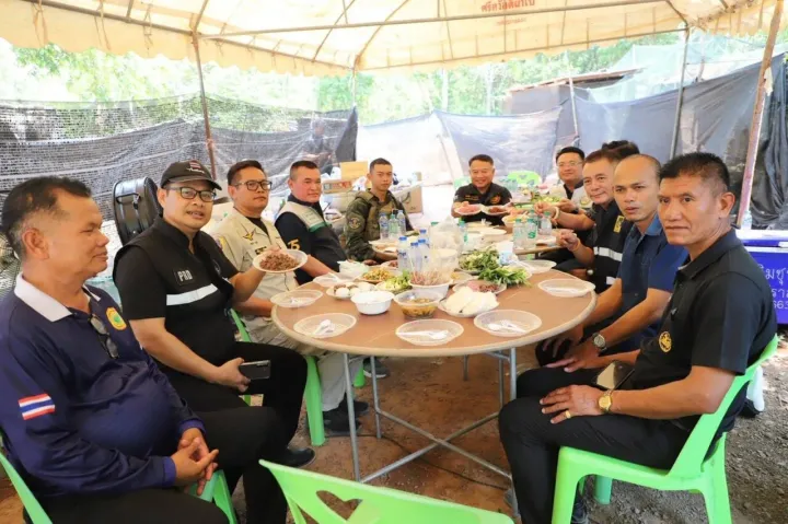 Surin Governor leads a team to host a banquet for border soldiers to boost officers' morale.