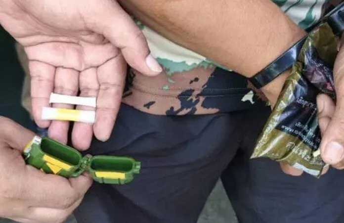 La police de Phuket découvre des drogues illégales cachées dans un étui d'écouteurs, saisit 180 000 bahts de biens