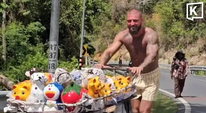 Russian tourist praised after helping street vendor at Phuket