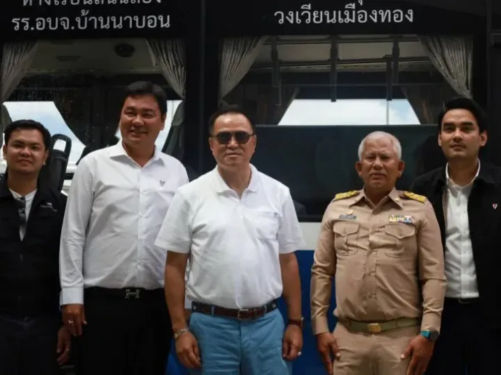 Anutin乘坐Phuket电动智能巴士前往机场，倡导拼车与节能
