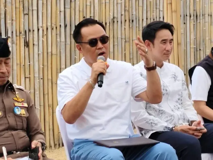 总理 Anutin 视察 Phuket 的 Bang Tao Beach，誓言严打威胁行为
