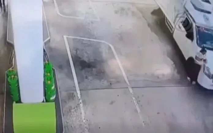 Une femme hospitalisée après une collision avec un camion de livraison dans une station-service à Phuket