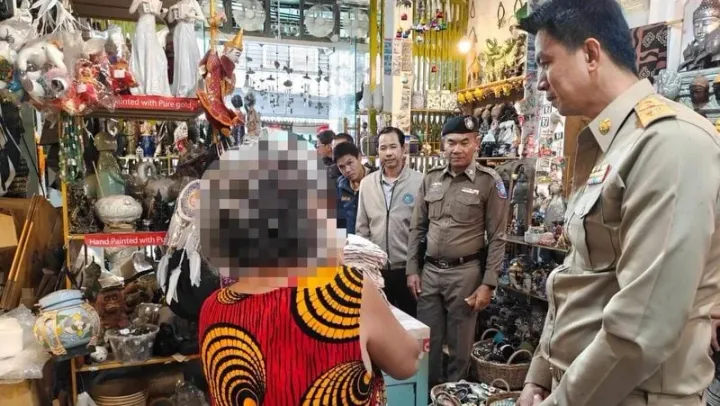 Phuket officials meet ceramic shop owner after clash with Chinese tourists