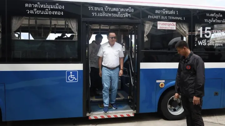 Anutin prend le Phuket EV Smart Bus pour promouvoir le covoiturage et réduire le trafic