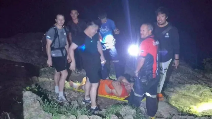 Tourists praised for helping injured monk at Promthep Cape