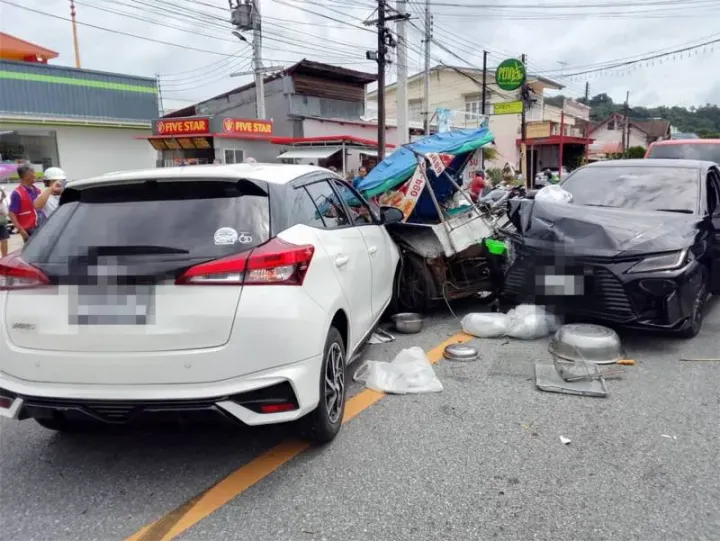 Wrong-way Yaris crashes into saleng in Phuket Town, injuring vendor