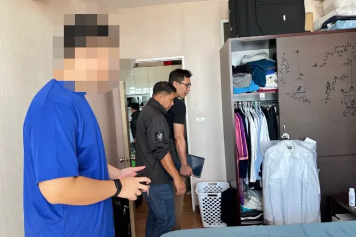 Officers search the flight attendant’s condominium room in Bang Na district on Monday, where her boyfriend was present. (Photo: Office of the Narcotics Control Board)