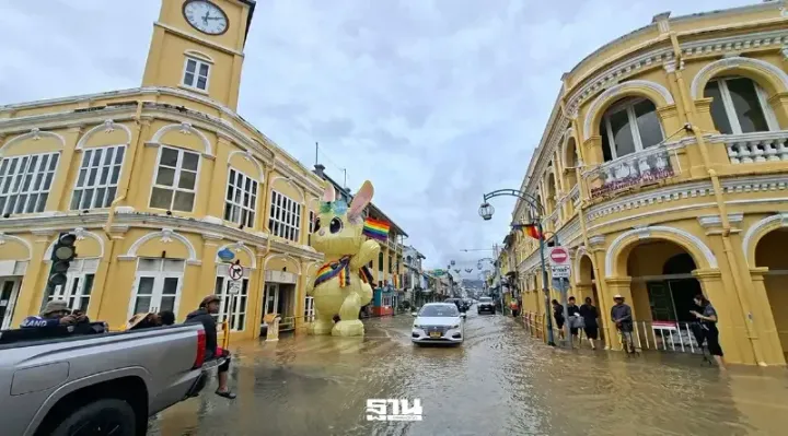 ภูเก็ตอ่วม น้ำท่วมย่านเมืองเก่า ผู้ว่าฯคาด 5 โมงเย็นสถานการณ์คลี่คลาย