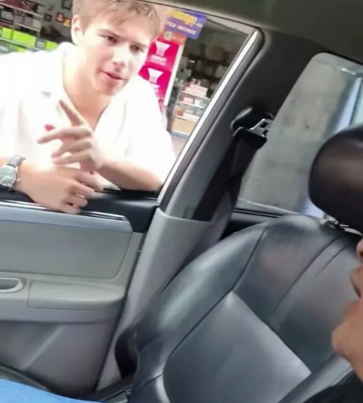 Phuket taxi driver praised after giving stranded tourists a free ride to Wat Chalong