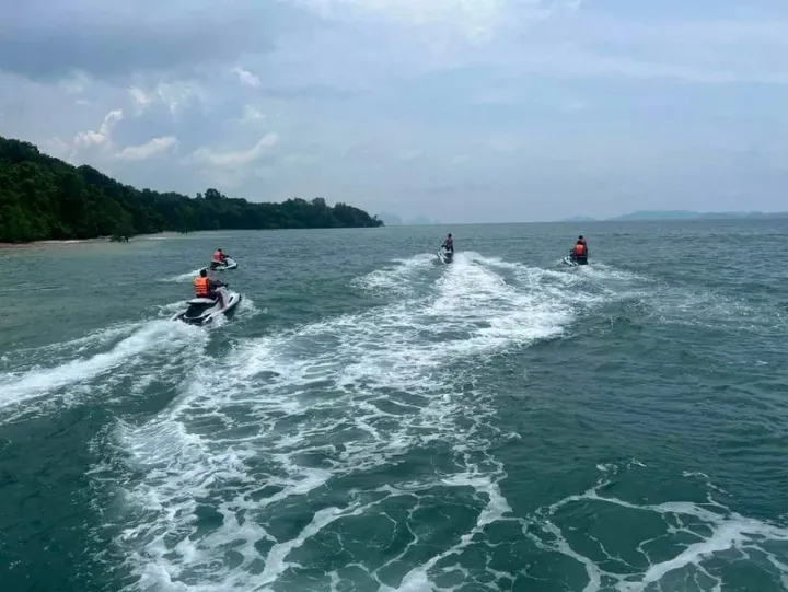 Phuket jet-ski crackdown finds 23 unlicensed operators, each fined B10,000