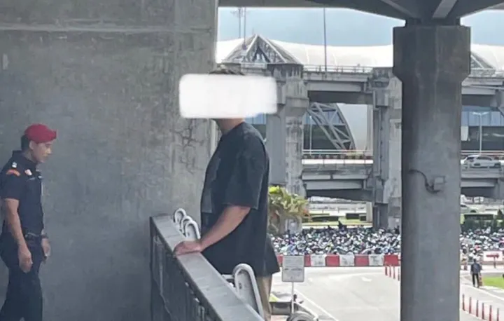 Russian man pulled back over railing at Suvarnabhumi arrivals | Thaiger