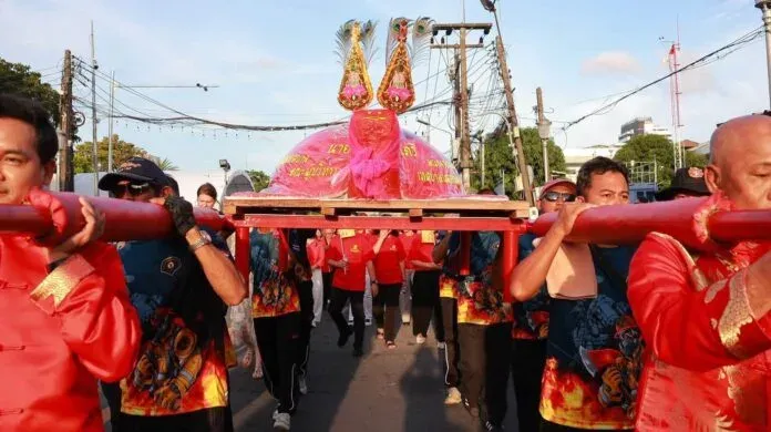 Phuket’s Por Tor Festival opens with parade in Phuket City