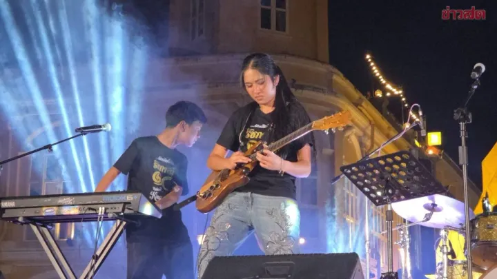 Phuket welcomes Nene Royal with parade through Old Town