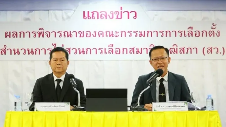 The Election Commission, led by chairman Narong Klanwarin (left) announces its ruling in the Senate collusion case. The EC’s decision followed its deliberations on the…