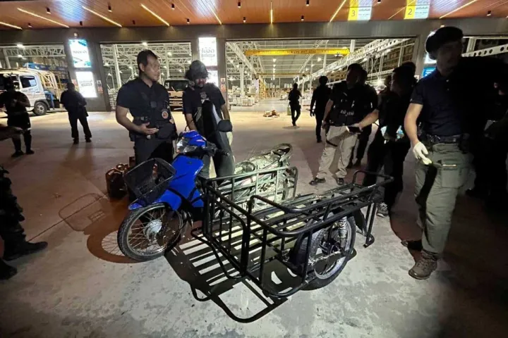 Armed men evacuate Pattani shopping centre before three bombs explode