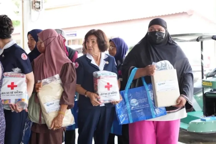 Phuket Red Cross gives aid to vulnerable residents in Sakhu
