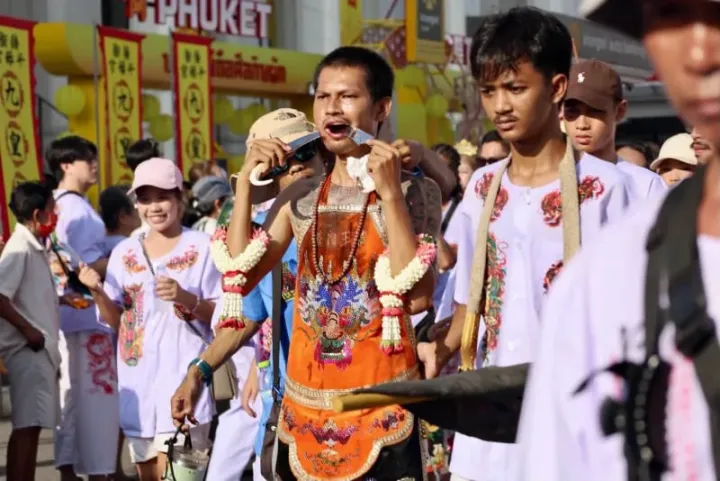 More than 2,000 spirit mediums join Phuket Vegetarian Festival procession