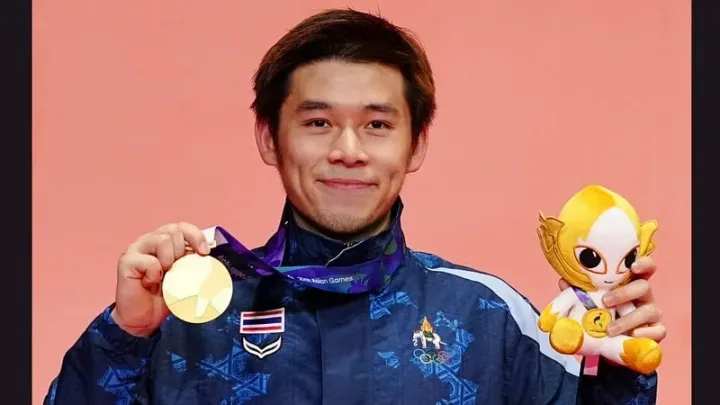 Thailand’s Kunlavut Vitidsarn celebrates on the podium after winning gold. Photo: AFP