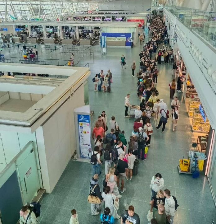 Long queues at Phuket Airport raise ‘special paid lane’ questions