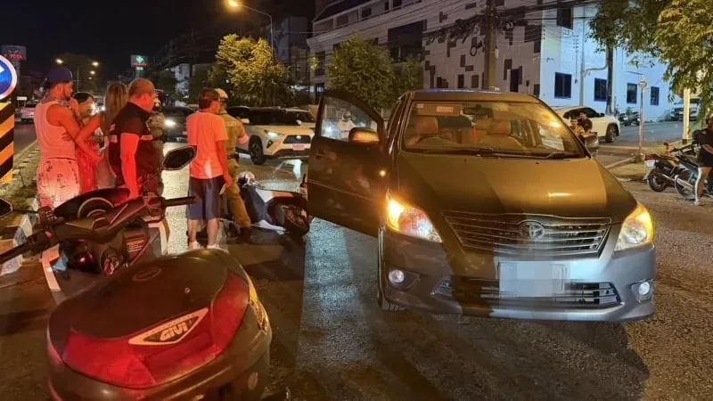 Un policier de la circulation de Phuket blessé dans une collision lors d’un demi-tour