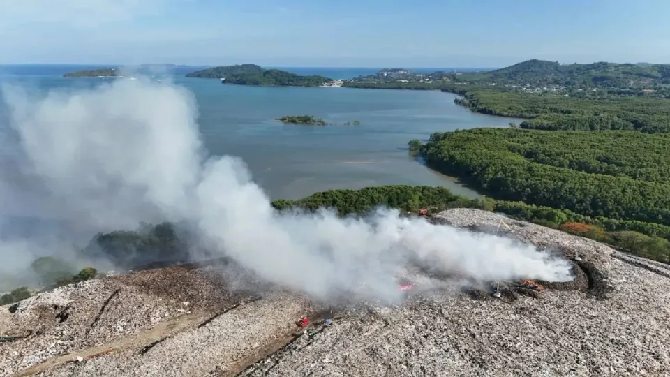 Общее: Обновление ситуации с пожаром на свалке в Phuket — распространяется токсичный дым, 80% пожара под контролем (12 апреля 2026 | 19:36)