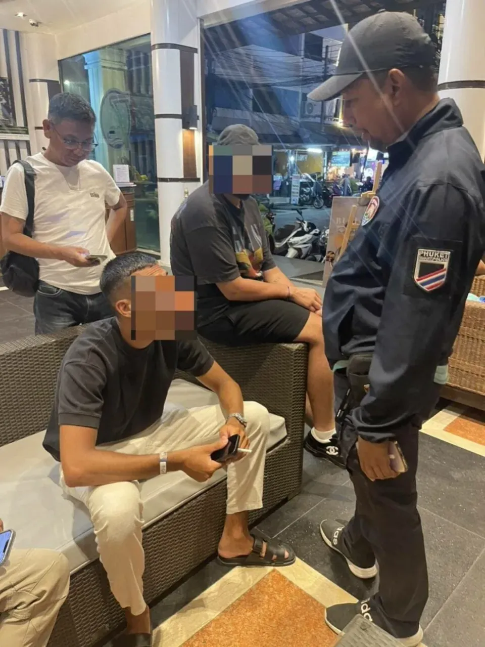 Erwischt! Französisches Paar ‚ausländische Liebhaber‘ beim offenen Sex an berühmtem Strand von Phuket