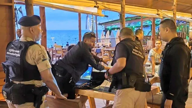 Behörden räumen unerlaubte Restaurantnutzung am Strand von Bang Tao