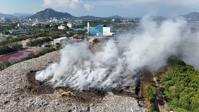 垃圾填埋场火灾引发紧急响应，普吉岛垃圾处理系统超负荷