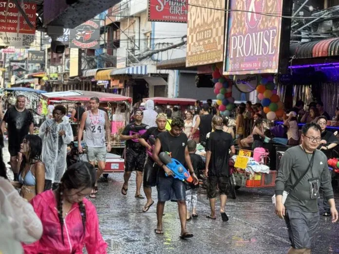 Top nationale Thailand-Nachrichten der vergangenen Woche: Songkran Sieben Tage der Gefahr Straßenkampagne startet und vieles mehr