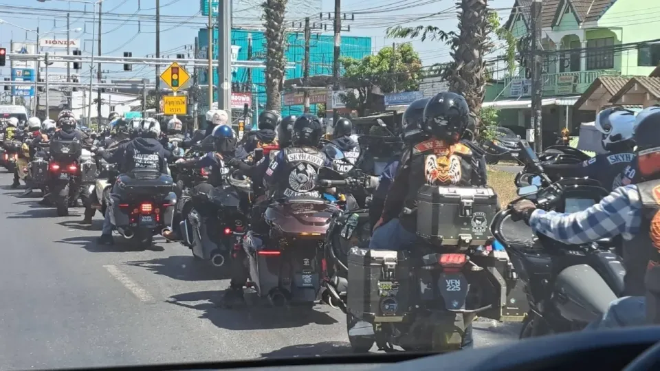 Une caravane de grosses cylindrées malaisiennes envahit Phuket, ajoutant de la couleur au Songkran 2026 ; la police applique strictement la discipline routière