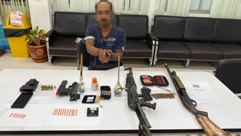 Mann aus Phuket in Phang Nga mit Waffen, Ya Bah und Crystal Meth festgenommen