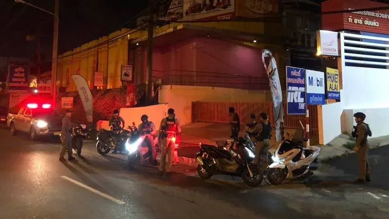 Phuket-Polizei beschlagnahmt drei Motorräder nach Hinweis auf mutmaßliche Rennen auf der Umgehungsstraße