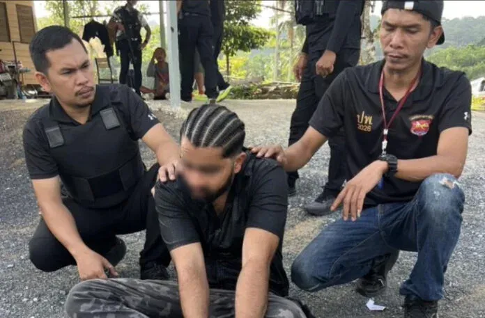 Indischer Mann auf Koh Phangan wegen Visa-Overstay und Drogendelikten festgenommen, nachdem Videos mit Schusswaffen aufgetaucht waren
