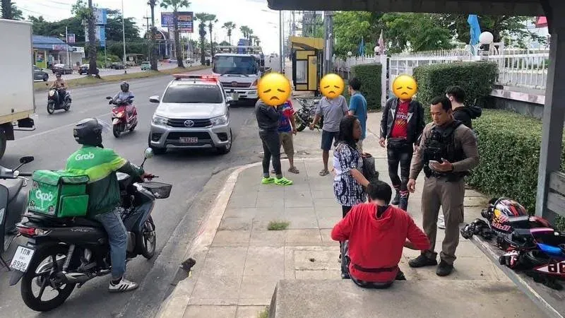 Un motard poignardé lors d’un accès de rage au volant à Koh Kaew