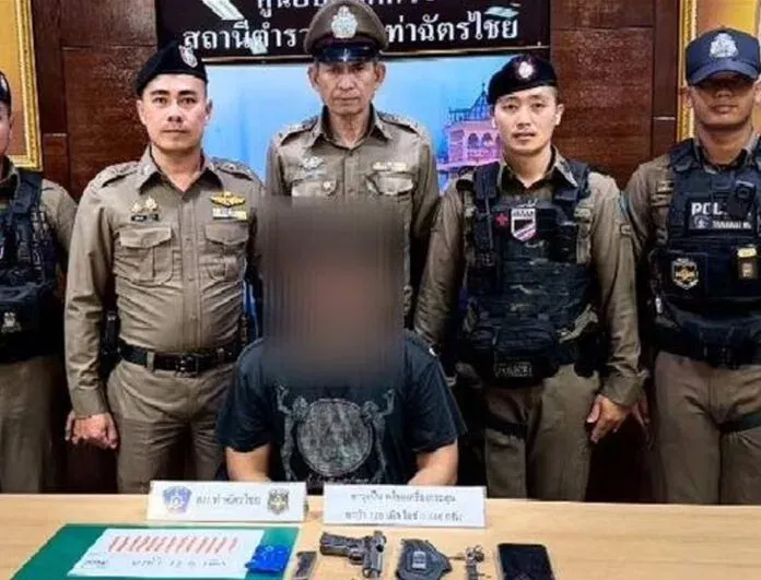 Phuket चेकपॉइंट पर बंदूक और मेथामफेटामाइन के साथ व्यक्ति गिरफ्तार