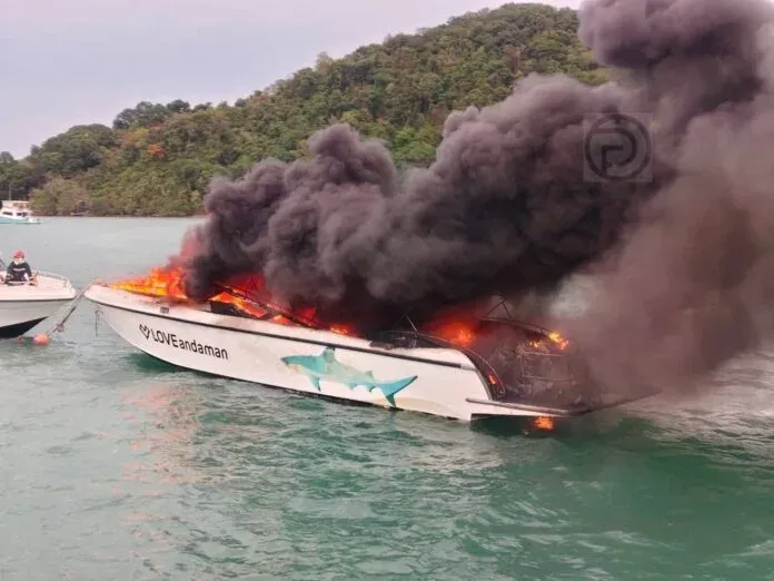 Speedboat bei Brand in Makham Bay vor Phuket zerstört