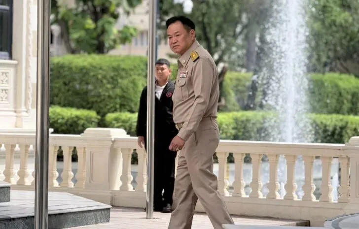 Anutin对Thaksin获假释表示欢迎，拒绝说明是否会前往探视