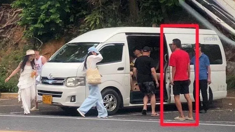 Phuket-Reiseunternehmen angeklagt, nachdem chinesischer Staatsangehöriger als illegaler Reiseführer festgenommen wurde