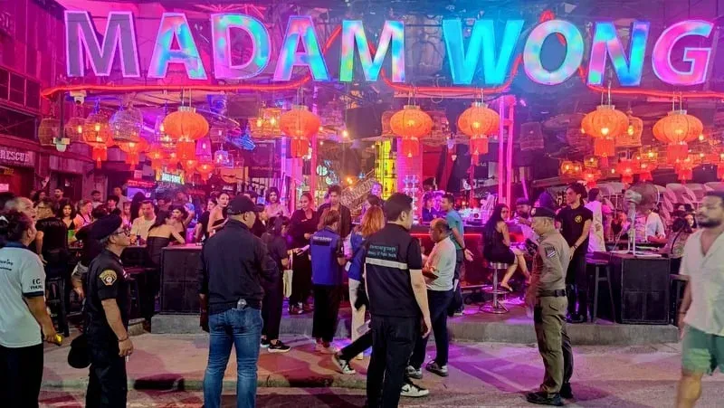 Un stand de tir illégal perquisitionné lors d’une opération contre la vie nocturne à Patong